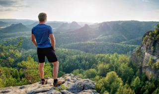 一人站着遥望远方的山峰打成语 我眺望远方的山峰